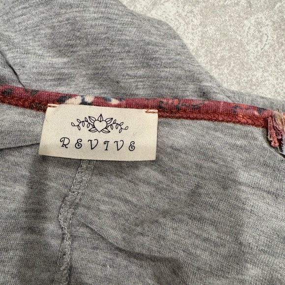Womens Revine Brand Long Sleeve Gray Shirt W/ Floral Decals On Arms, Size Small - Picture 3 of 5